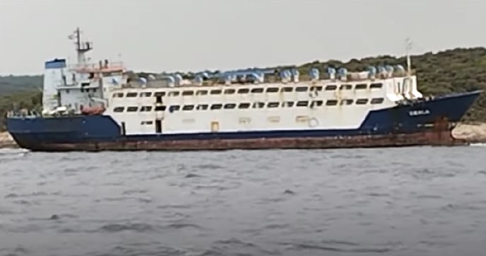 VIDEO Veliki brod u Istri nasukan 9 dana. Ronilac: U njemu su 3 metra mora
