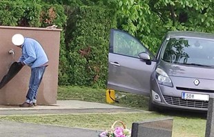 "Riješio se punice": Tip u Slatini prao auto usred groblja, fotka nasmijala Fejs