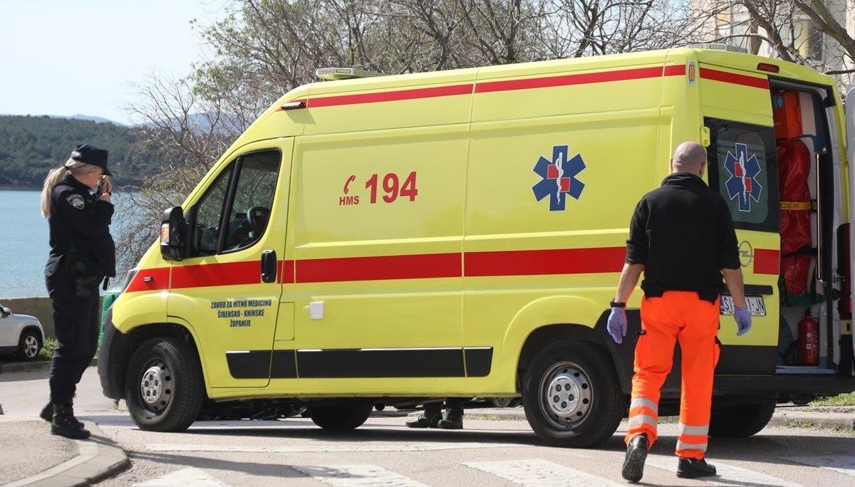 Kod Šibenika vozio kamion u rikverc na parkingu pa udario pješakinju (71)