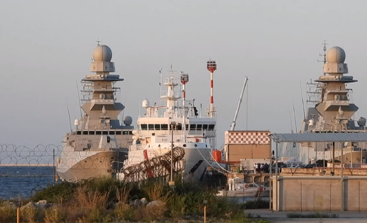 Migranti s talijanskog broda obalne straže mogu se iskrcati u Italiji