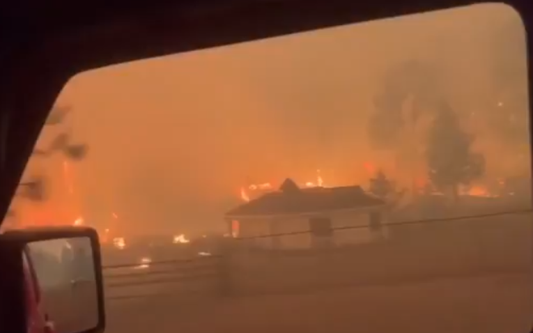 ВИДЕО: Огромен пожар во винскиот регион на Британска Колумбија, евакуирани илјадници луѓе