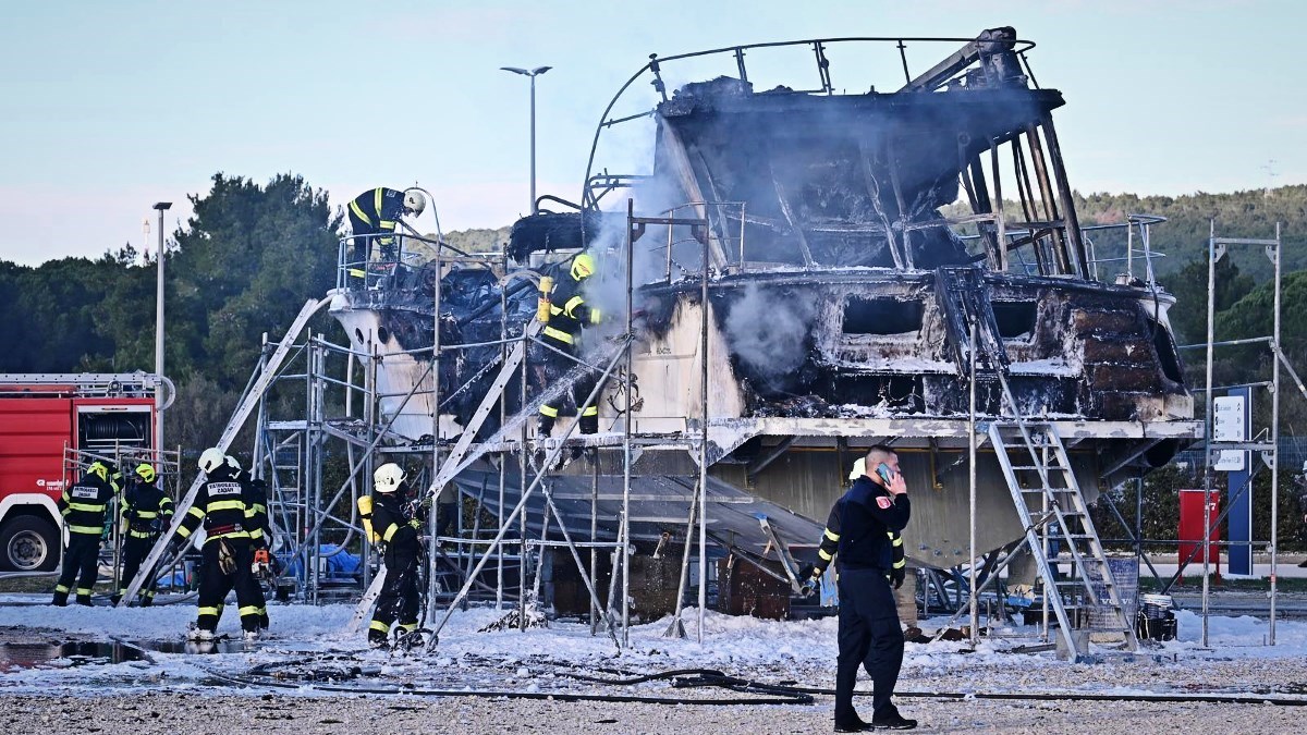 Pogledajte što je ostalo od 20-metarske jahte koja je danas izgorjela u Sukošanu