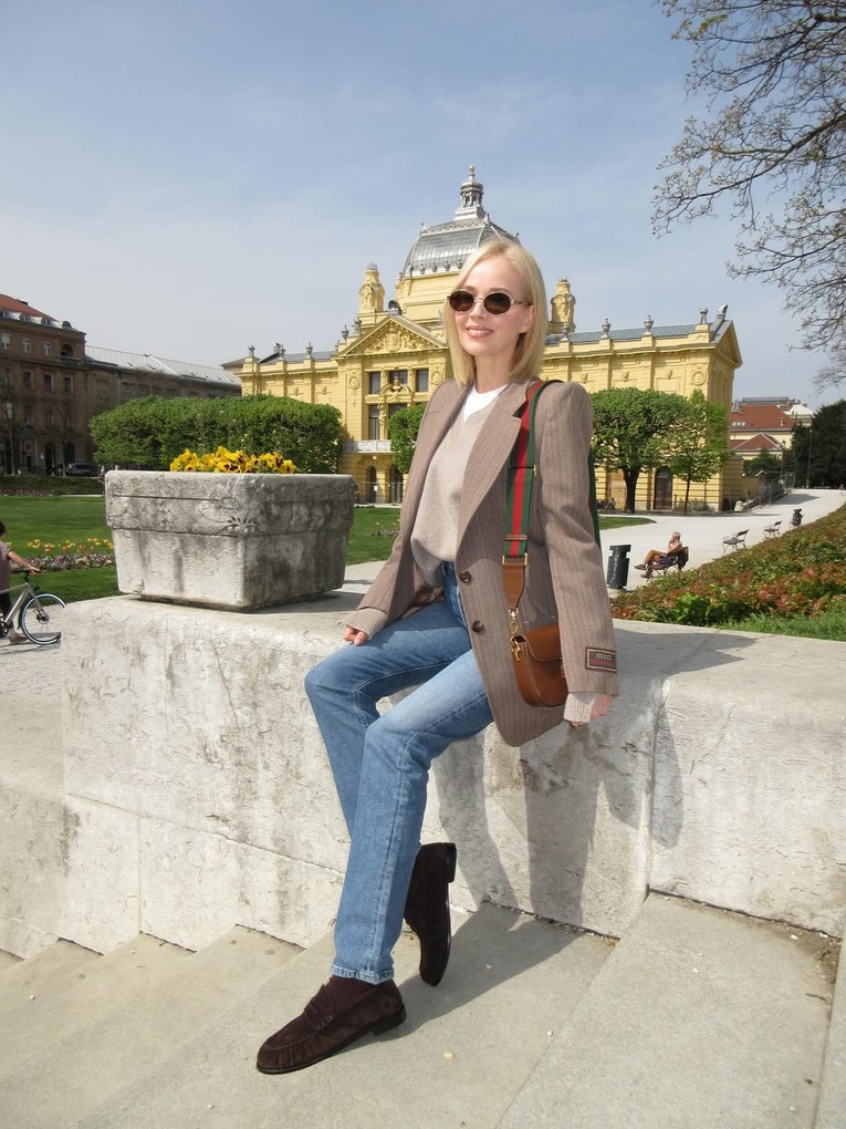 Jelena Rozga oduševila proljetnom kombinacijom: Gucci sako spojila s mokasinkama