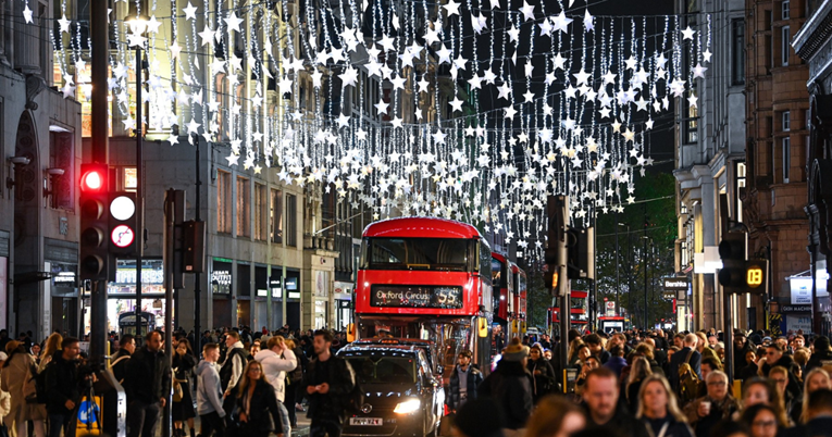 FOTO London je prvi u Europi upalio božićne lampice. Oxford Street izgleda čarobno