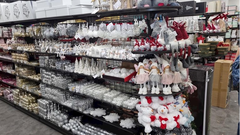 U zagrebačke trgovine upravo su stigli božićni ukrasi