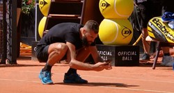 VIDEO Kontroverzni francuski tenisač usred meča izvadio mobitel i fotografirao liniju