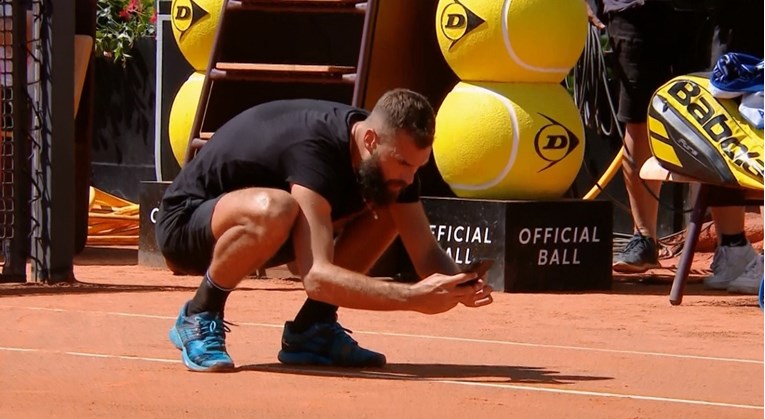 VIDEO Kontroverzni francuski tenisač usred meča izvadio mobitel i fotografirao liniju