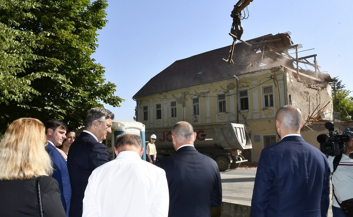 Plenković pola godine nakon potresa gledao uklanjanje ruševina. Je li to normalno?