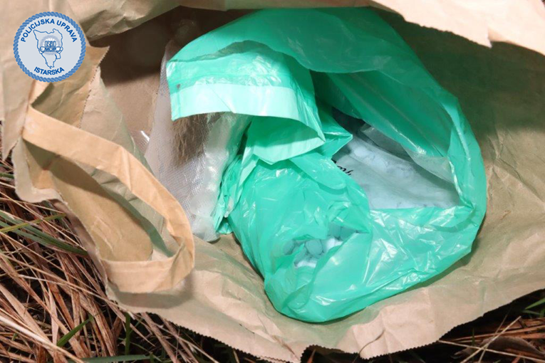 Diler u Puli udario u policijski auto, pronađeno mu više od 2 kg droge