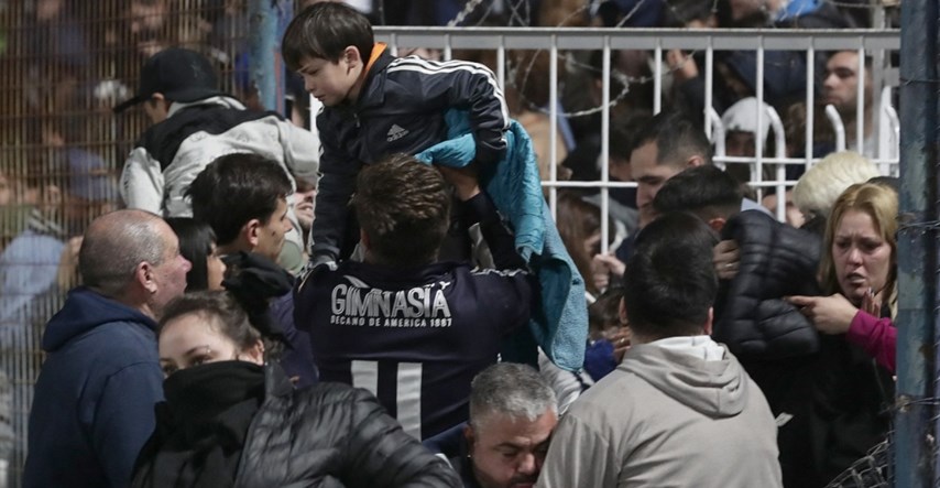 Na utakmici u Argentini sukob navijača, jedan navijač umro. Na teren bačen suzavac