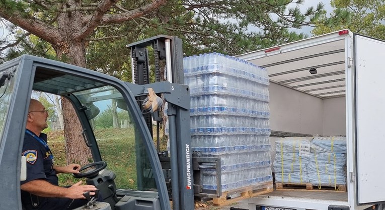 Ravnateljstvo civilne zaštite u Čazmu poslalo agregate, pokrivače za krovove i vodu