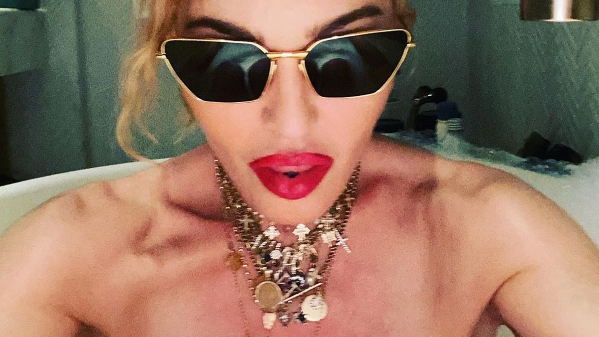 Nakon glasina da je stavila implantate u stražnjicu Madonna pokazala pozadinu