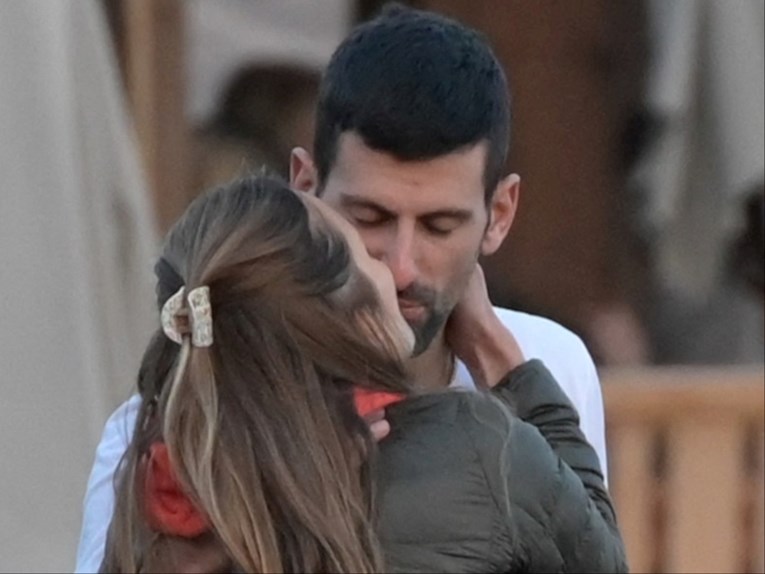 Đoković sa suprugom snimljen na plaži u Španjolskoj, izmjenjivali su nježnosti