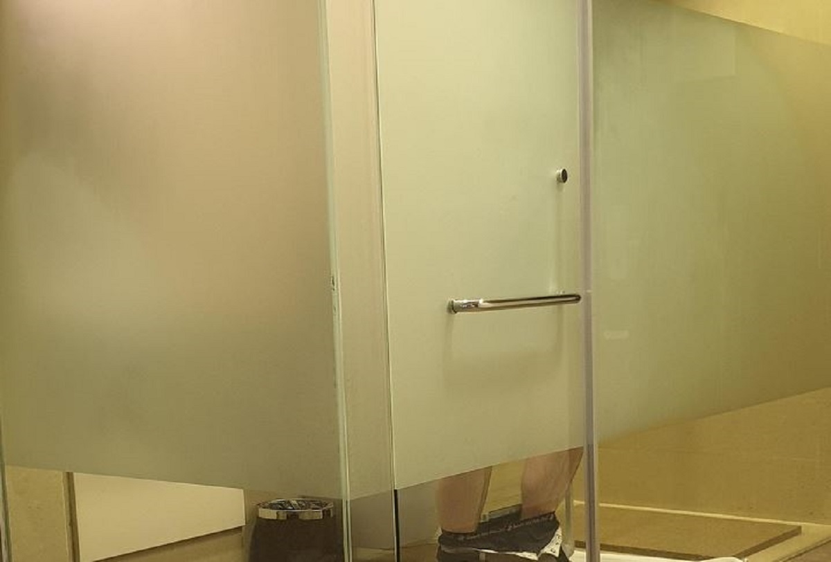 Cura nije mogla vjerovati što je snimila iz kreveta u hotelskoj sobi
