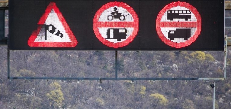 Na Jadranskoj magistrali puše jak vjetar, zabranjen promet za kampere i motocikle