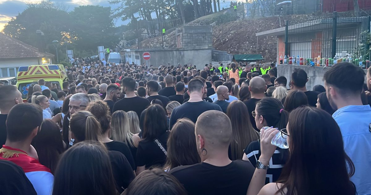 FOTO Ovo je bio red na ulazu na stadion na kojemu nastupaju Thompson, Bulić i Zečić