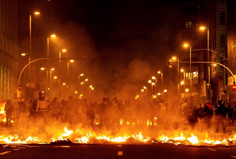 Masovni prosvjedi i sukobi diljem Katalonije, ozlijeđene najmanje 74 osobe