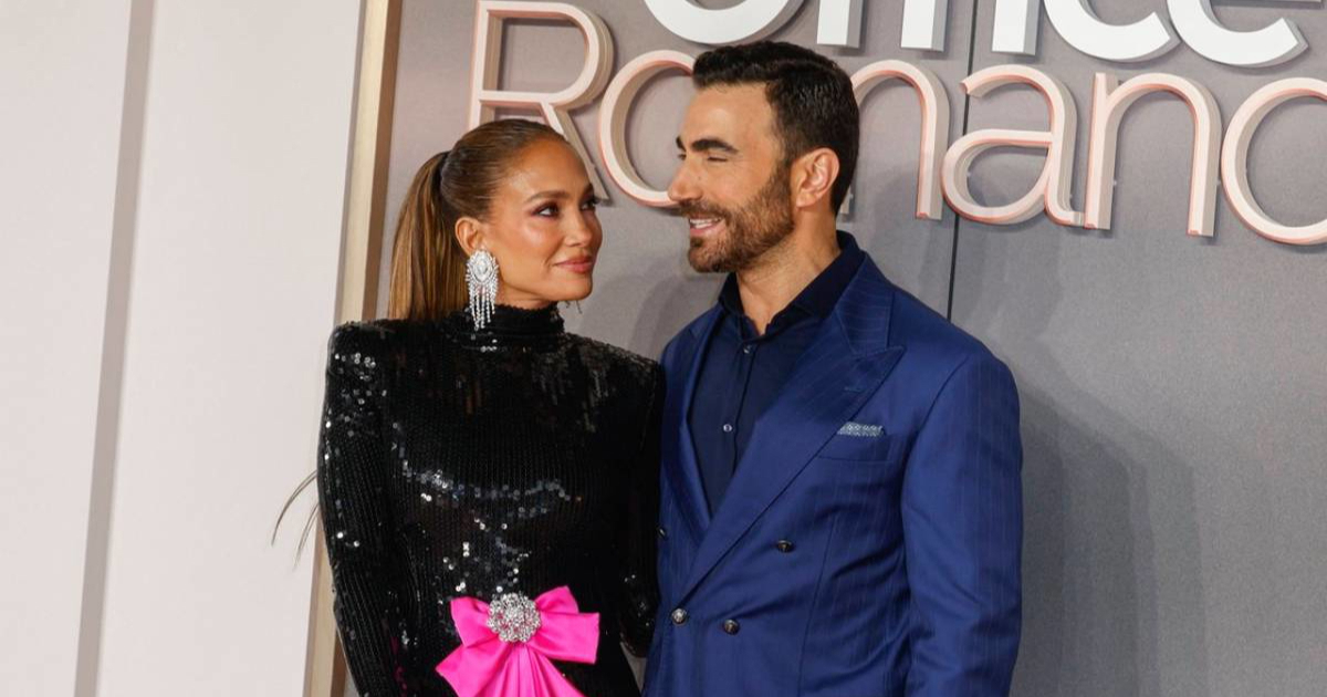Nakon šuškanja o estetskoj operaciji, J.Lo stigla na premijeru zakopčana do grla
