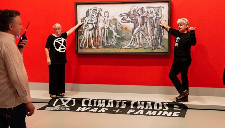 Aktivisti se u Australiji zalijepili za Picassovu sliku