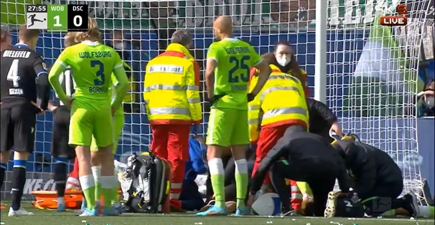 VIDEO Težak sudar glavama u Bundesligi. Igrač ostao nepomično ležati