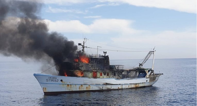 Kod Šibenika gori brod, vatrogasci odustali od gašenja zbog opasnosti od eksplozije