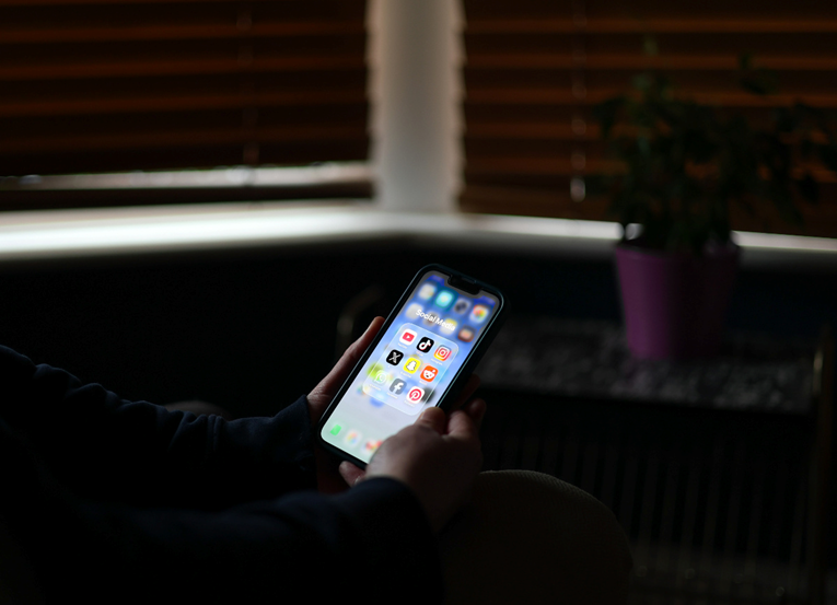 Francuska želi uvesti zabranu društvenih mreža za djecu: "Sve manje čitaju i spavaju"