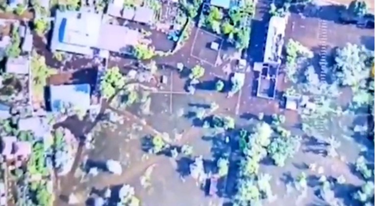 Ukrajina objavila niz snimki nakon rušenja brane. Voda nosi kuće, eksplodiraju mine