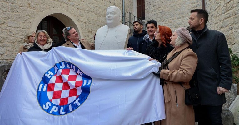 FOTO Otkriven spomenik Vinku Coci u Trogiru