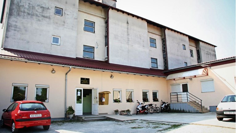 Saniran Učenički dom Duga Resa oštećen u potresu