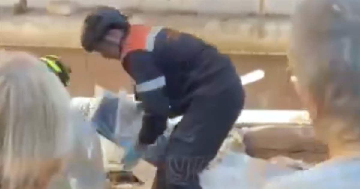 Potresna snimka iz Dnjipra. Rusi ubili trogodišnjeg dječaka, spasioci izvukli tijelo