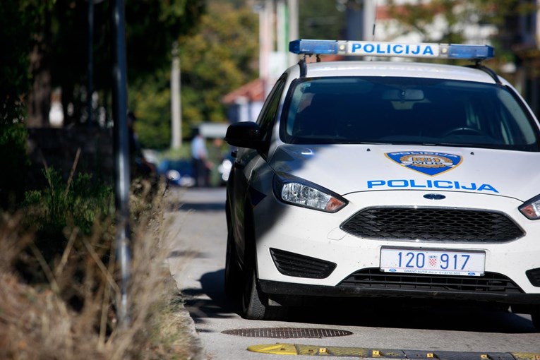Vozačicu u Sinju zaustavila policija, poslali je u zatvor i oduzeli BMW