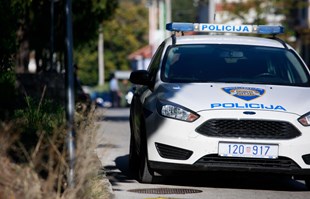 Vozačicu u Sinju zaustavila policija, poslali je u zatvor i oduzeli BMW