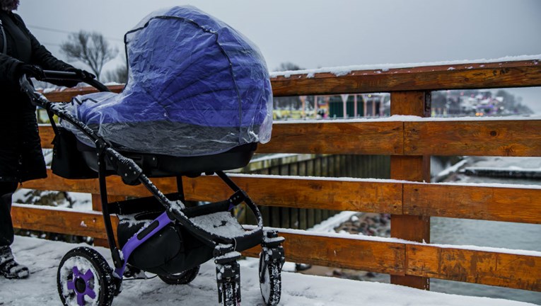 U Rusiji ostavili bebu da spava na balkonu na -7°C. Umrla je