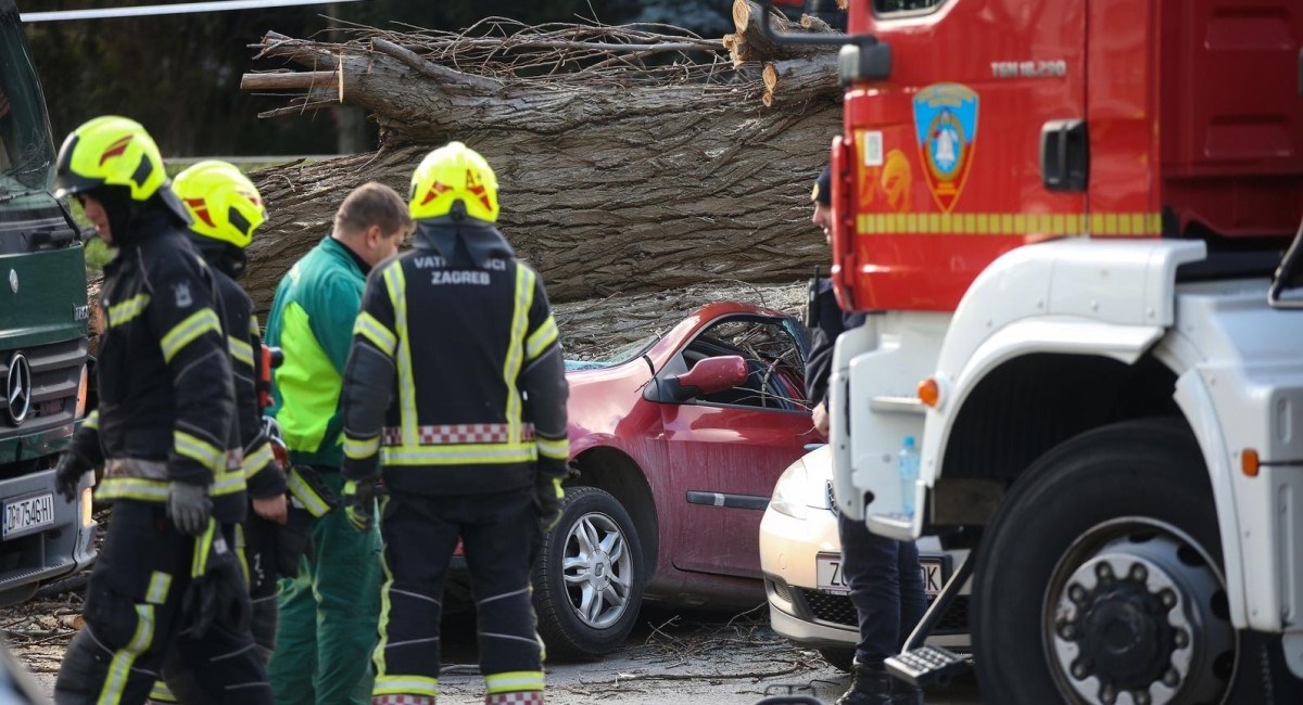 Vjetar rušio stabla i dizao krovove, u Splitu ozlijeđen dječak. Izdana upozorenja