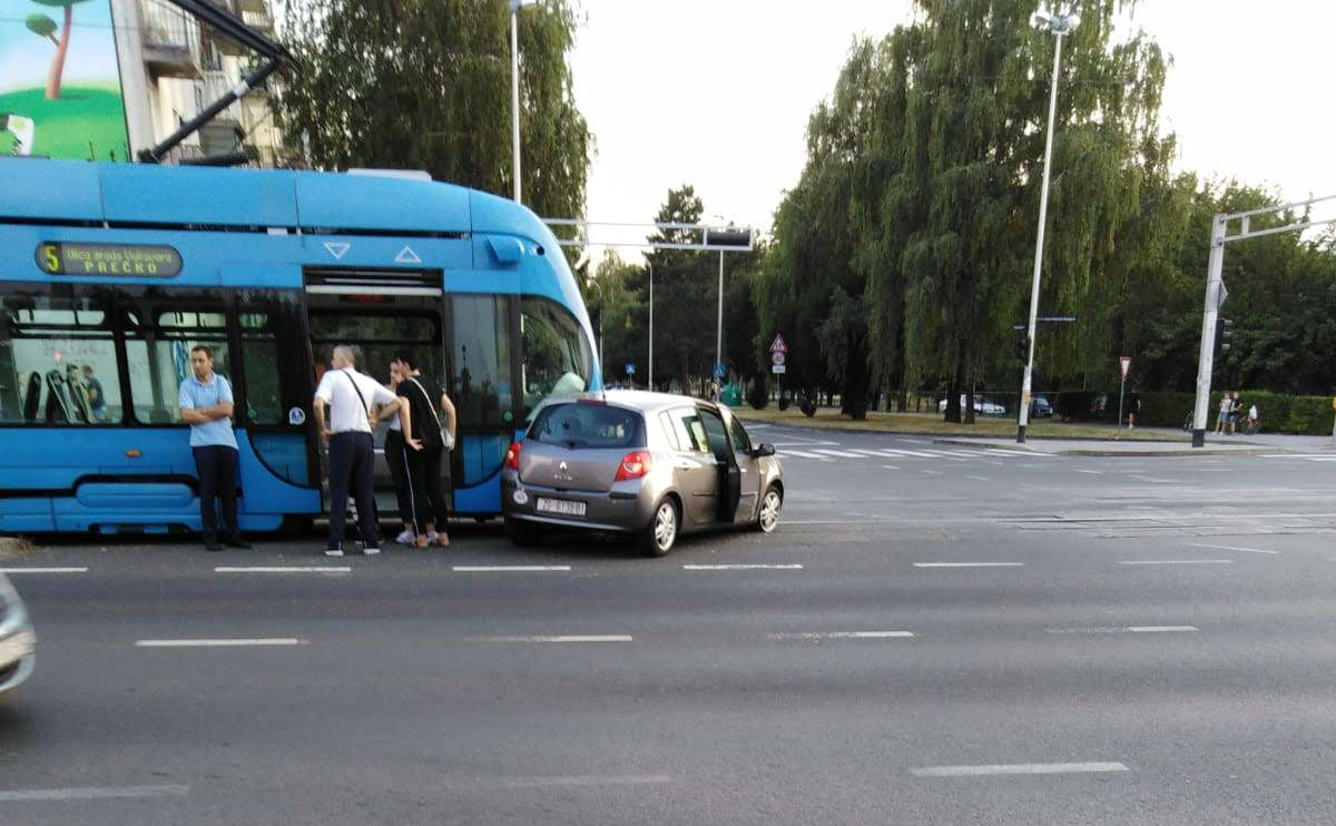 Sudar tramvaja i automobila u Zagrebu, bio blokiran tramvajski promet