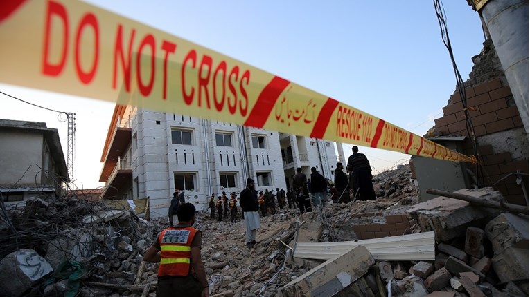 Penje se broj mrtvih u napadu na džamiju u Pakistanu, najmanje 100 ubijenih