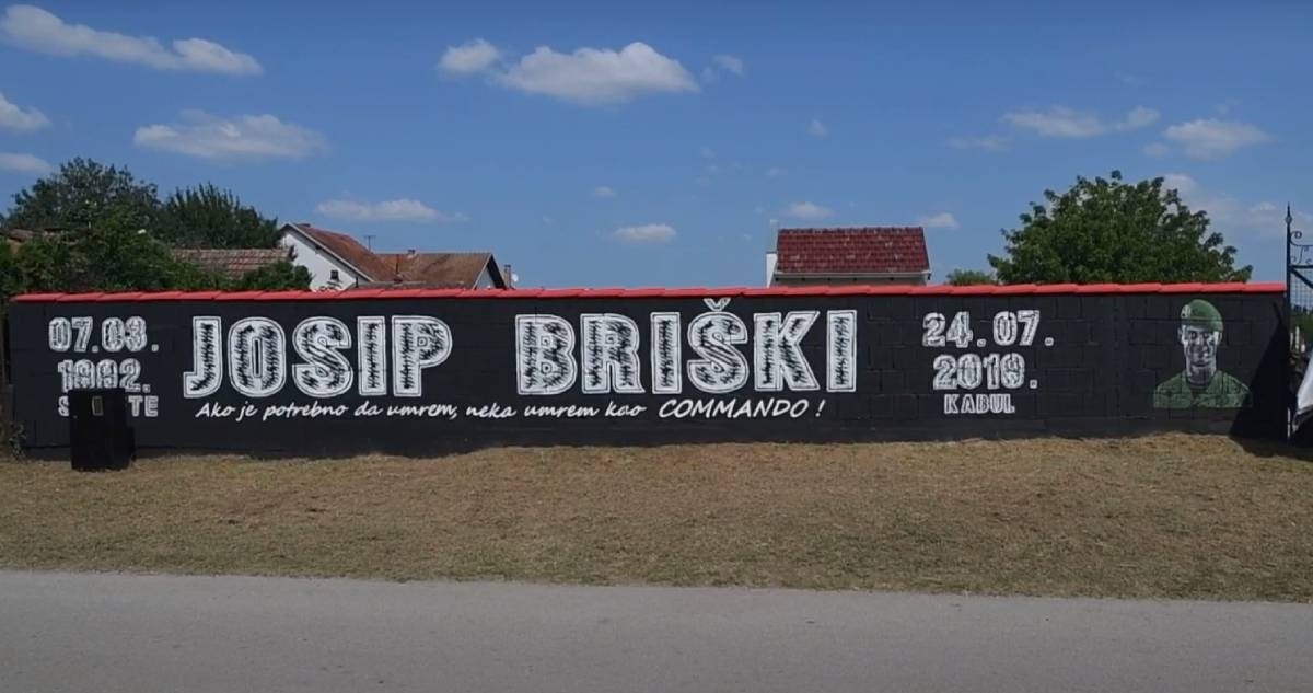 Devastiran mural posvećen Josipu Briškom, netko je napisao ime talibanskog terorista