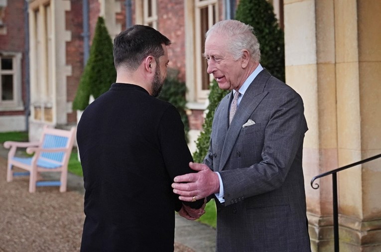 FOTO Zelenski, bez odijela, posjetio britanskog kralja