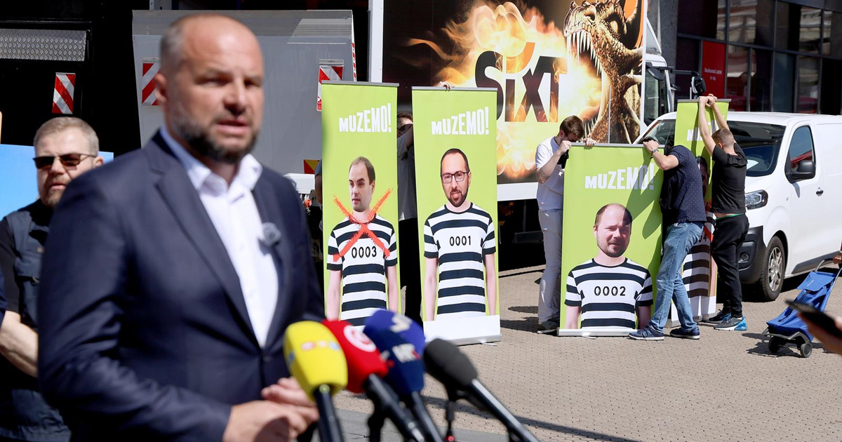SDP i Možemo imali presicu. Ljudi iza njih postavili plakate s natpisima "Muzemo"