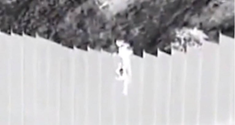 VIDEO Krijumčari ljudi bacali djecu preko zida na američko-meksičkoj granici