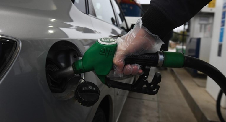 Slovenija zabranila točenje goriva vozačima koji nemaju covid-potvrdu