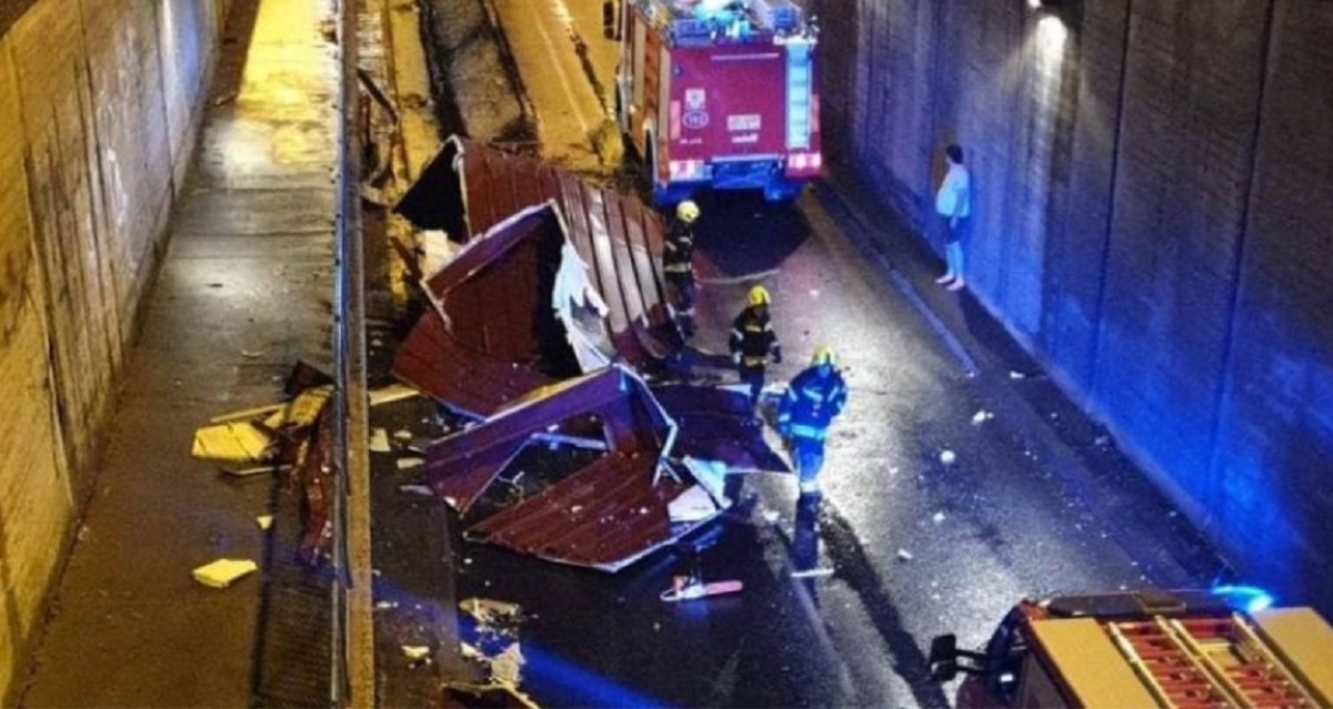 Nevrijeme u Zagrebu, vjetar nosio krovove, stabla... Krov odletio na auto u vožnji