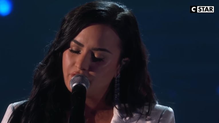 Pjevačica se rasplakala na Grammyjima pa morala iznova početi nastup