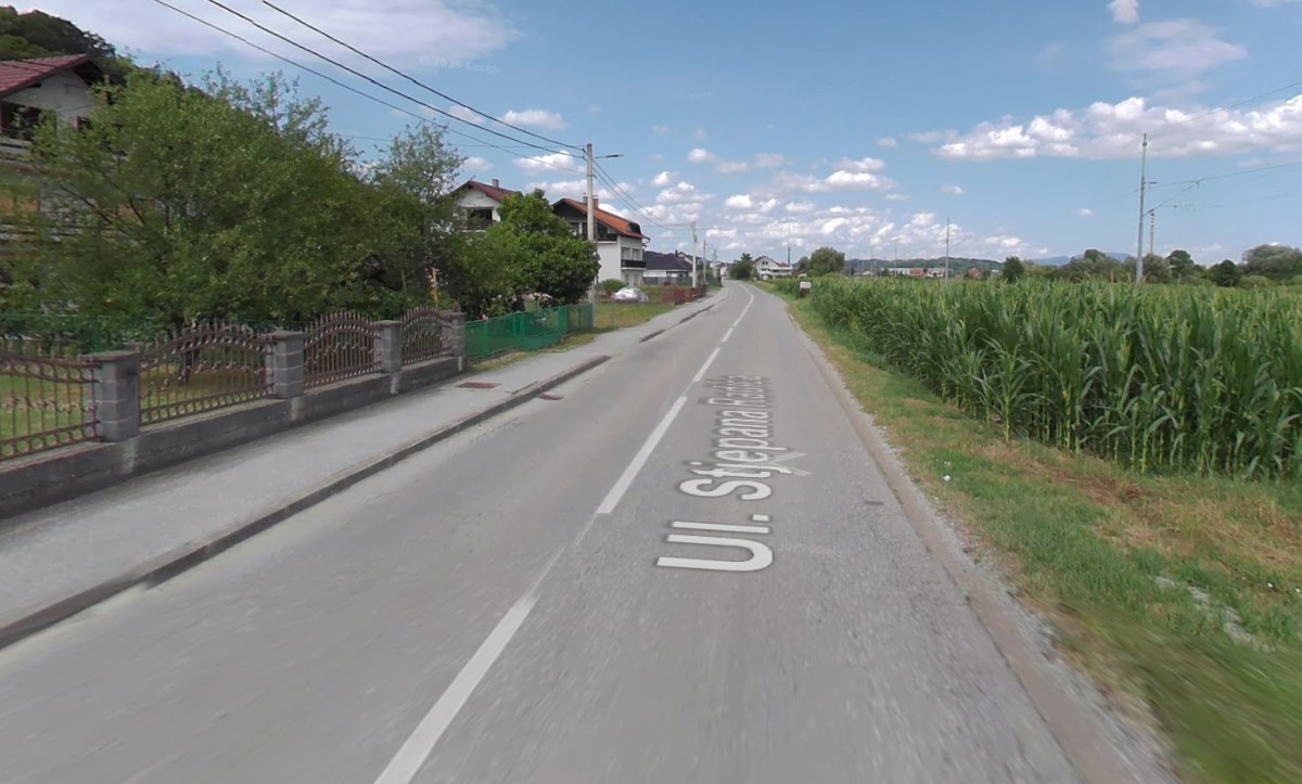 Pijani mladić ispao iz auta u vožnji, sjedio na prozoru