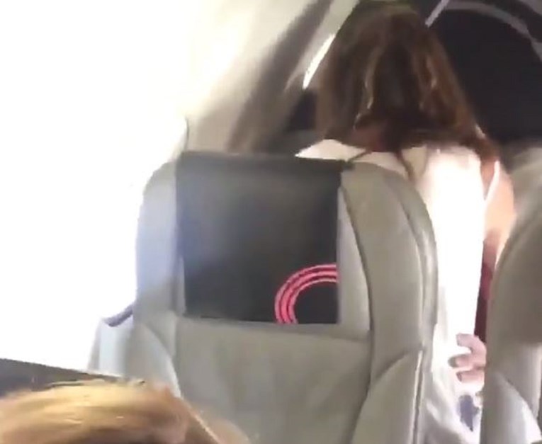 Sjedili u avionu pa snimili par koji se seksao iza njih