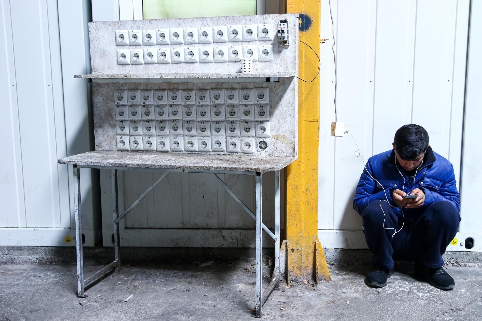 Srpska komisija: Hrvatski policajci su skinuli dječaka migranta i puštali struju