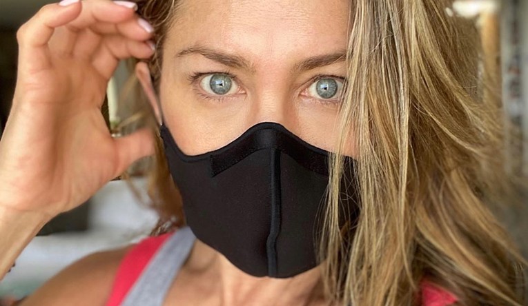 Jennifer Aniston objavila selfie sa zaštitnom maskom, neki je napali zbog toga