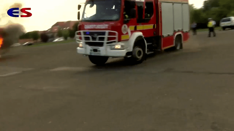 Vatrogasci uz Dunav simulirali gašenje požara za školarce pa završili na krovu