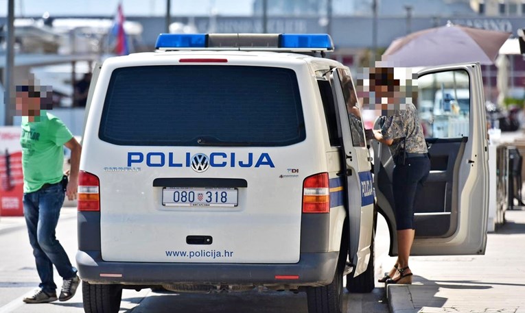 Slovenka u Poreču grizla policajce za noge: "Je*at ću majku onome tko me vezao"