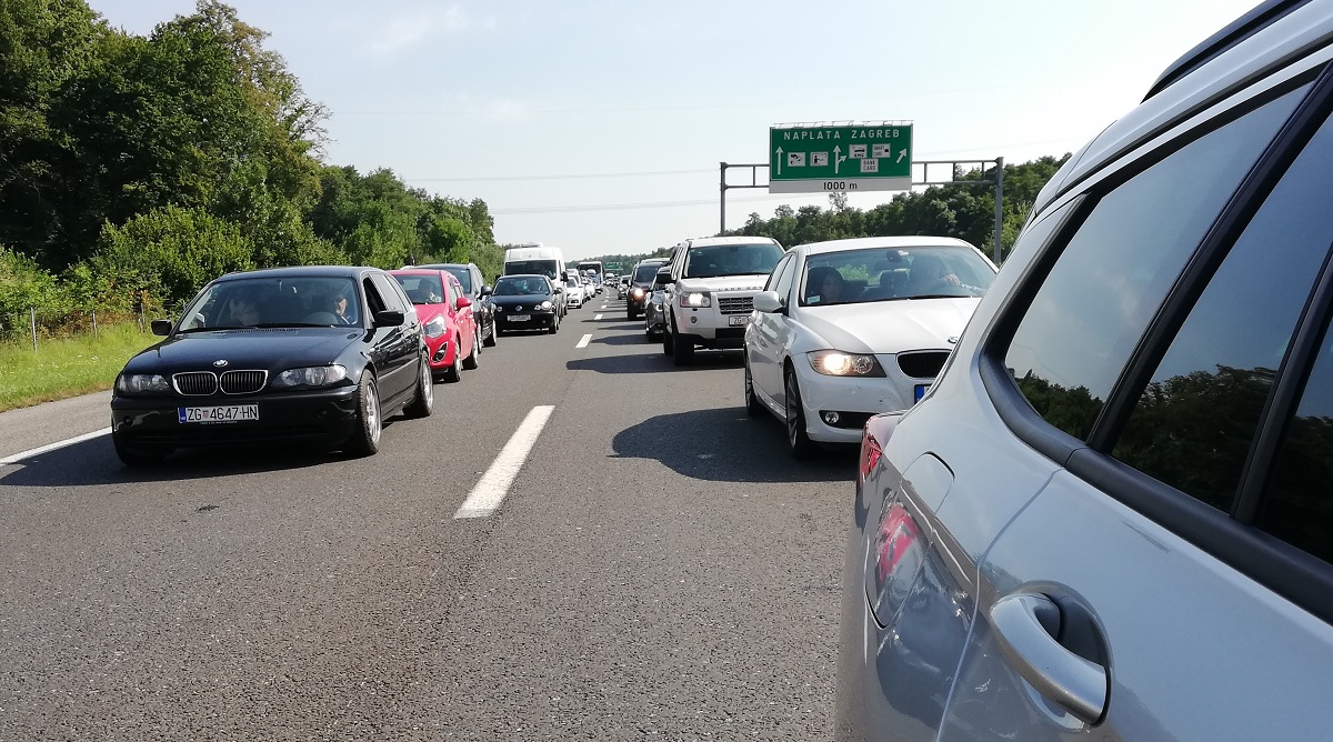 I jutros gužve prema moru, na Lučkom kolona, na granicama se čeka i do sat i pol